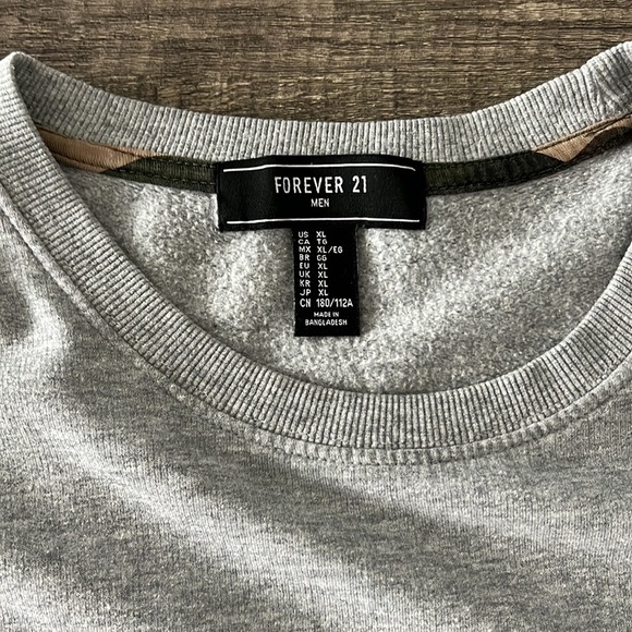 Forever 21 Mens Crew Neck Sweatshirt with Camo Pocket - Picture 3 of 5
